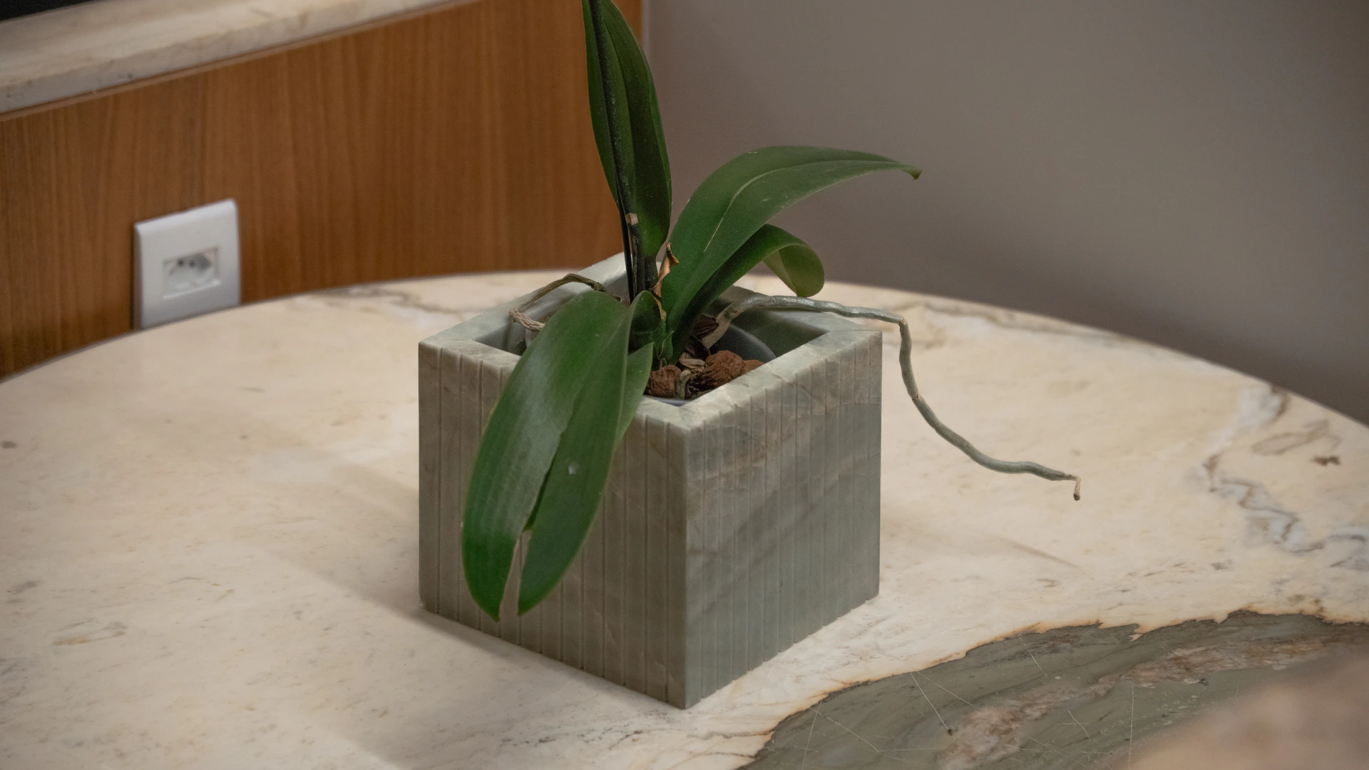 Cachepot Essenza Di Marmo em pedra natural com orquídea
